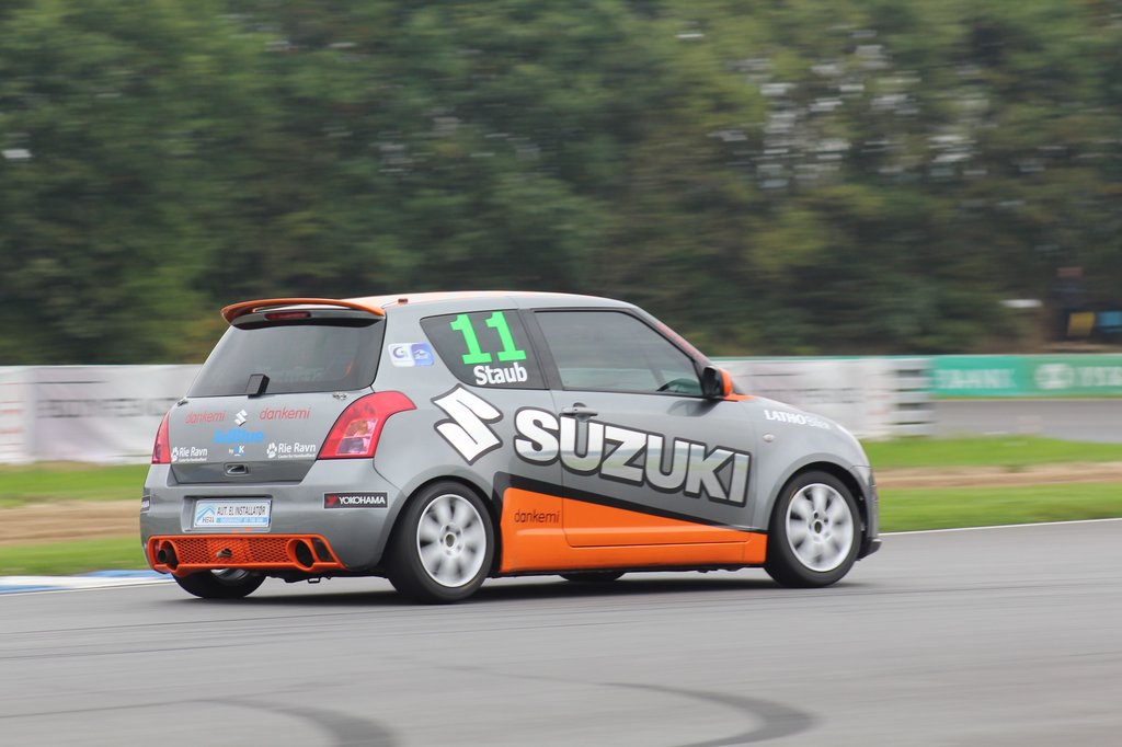 Lukas Staub var ude at køre i nyt materiel denne weekend, efter Citroen Saxo’en som han ellers har kørt i gennem sæsonen er blevet sendt på pension. Han kom igennem hele weekenden uden en eneste skramme eller problemer med bilen, så det var en glad kører efter weekenden.
(Foto: JJ Media)